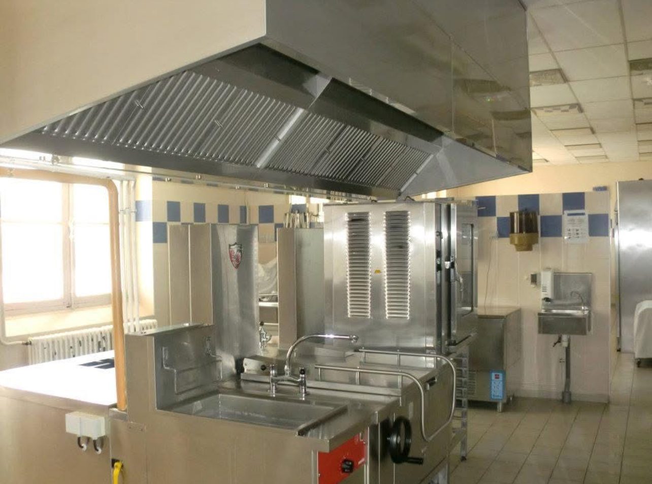 Cuisine de restaurant après dégraissage de la hotte