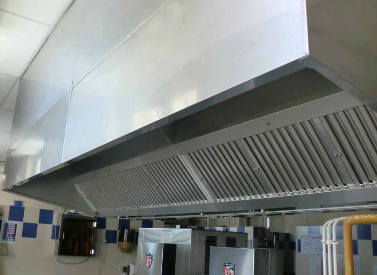 Hotte de cuisine collective nettoyée et désinfectée