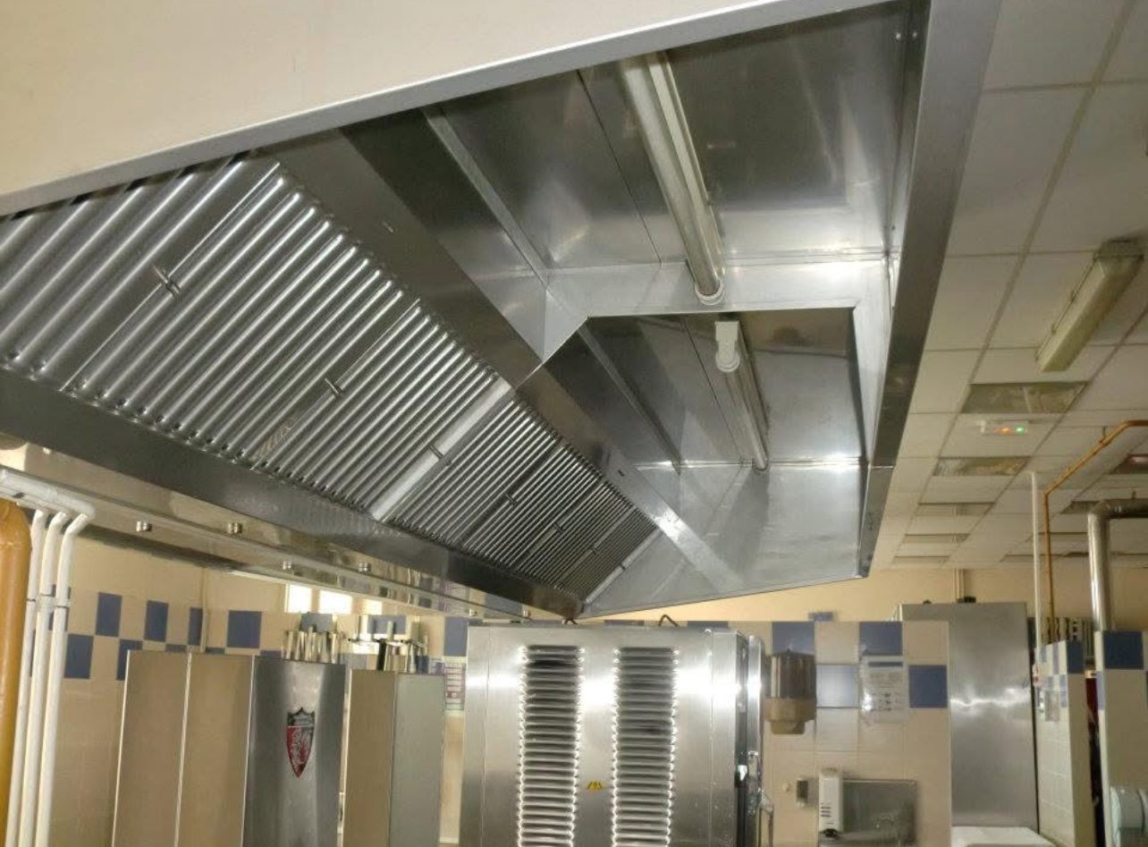 Hotte professionnelle dégraissée en cuisine de restauration