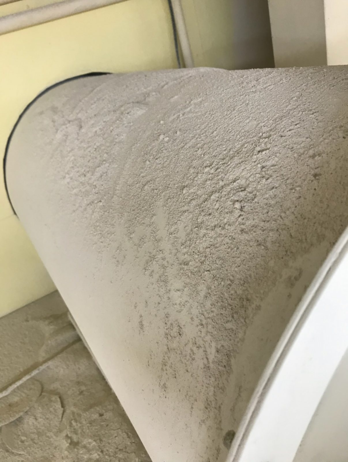 Gaine de ventilation empoussiérée avant nettoyage