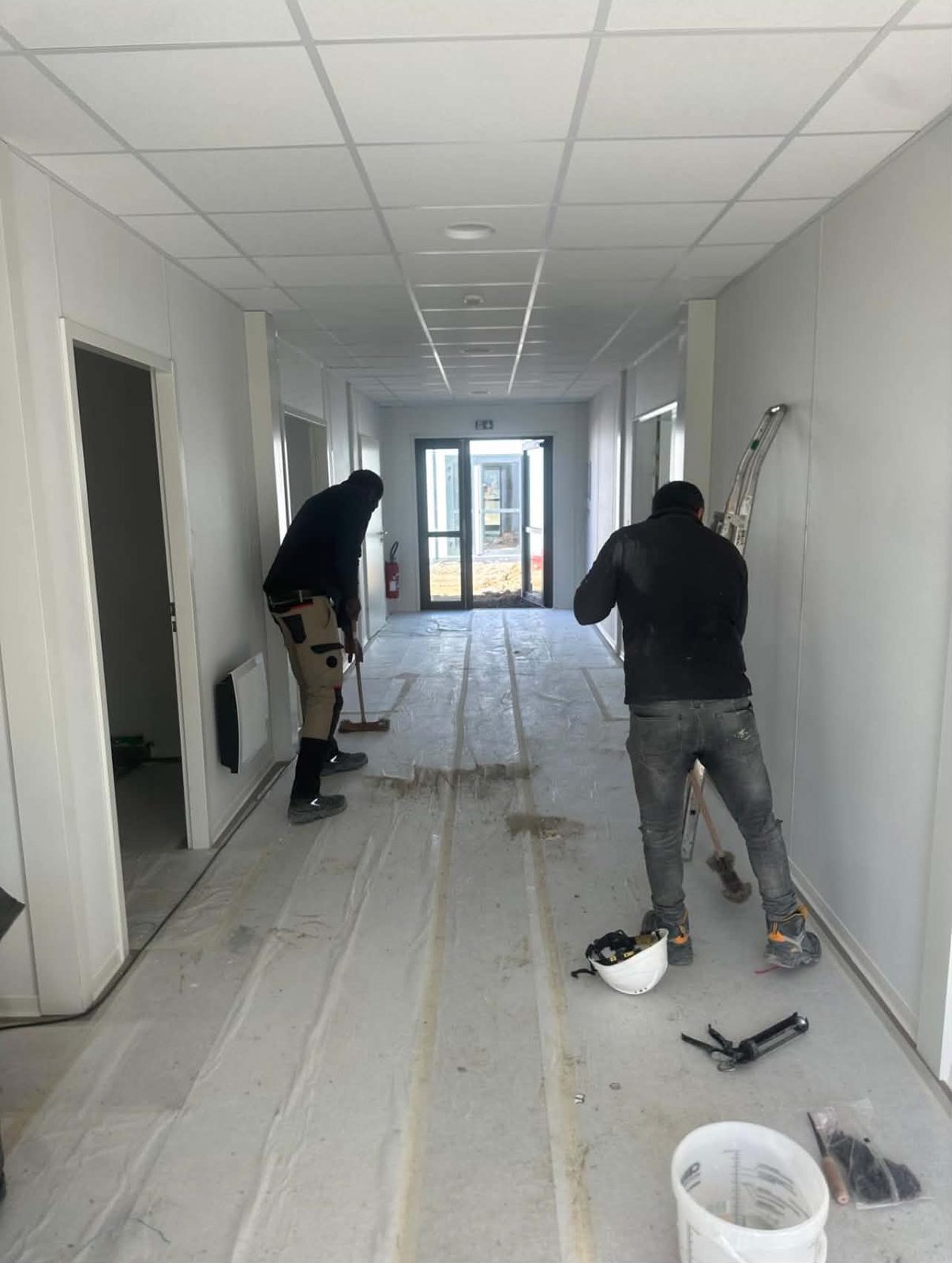 Agents ENI en nettoyage de fin de chantier dans des bureaux neufs
