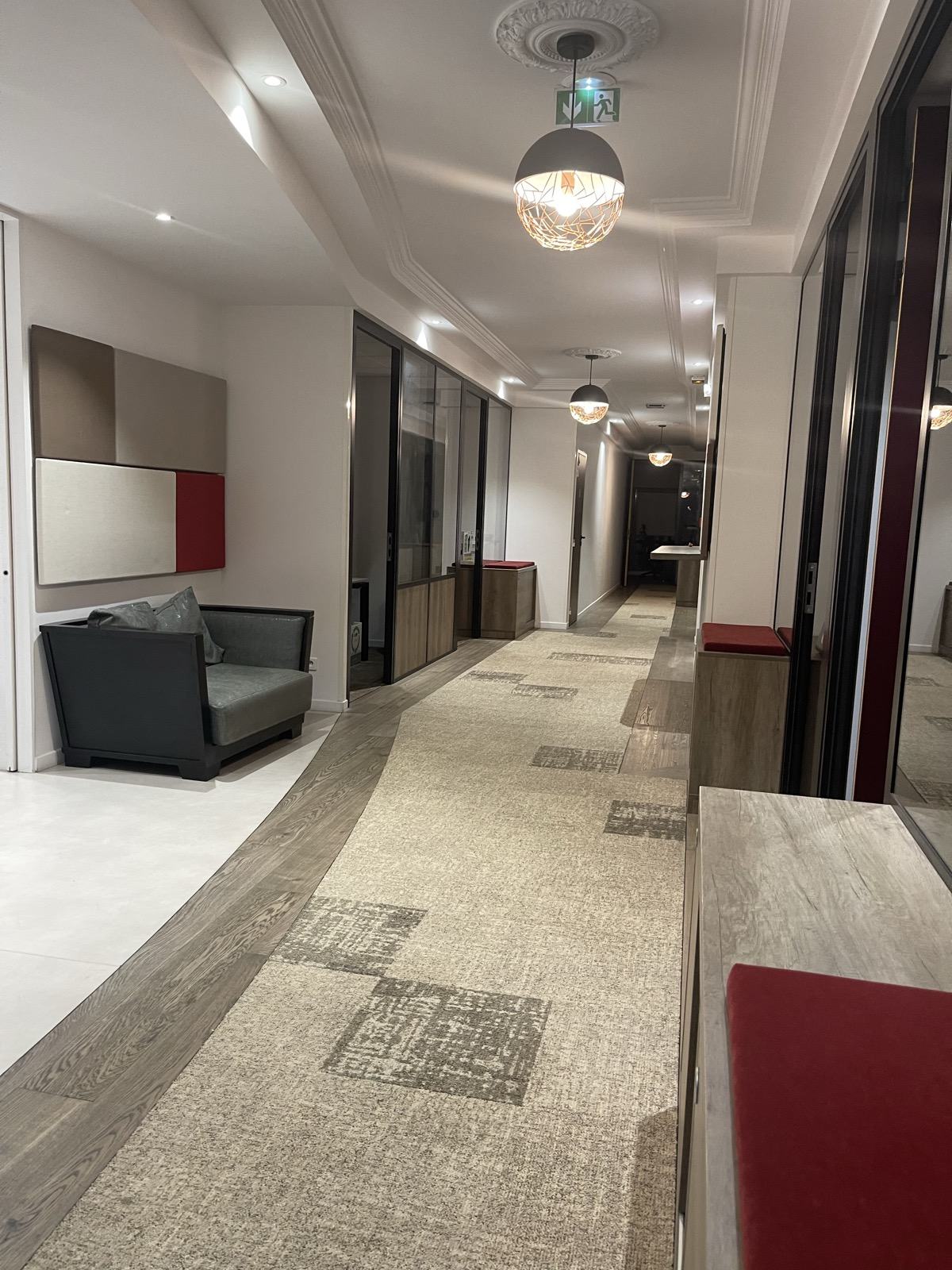 Moquette d’un couloir d’immeuble nettoyée par ENI Rhône-Alpes