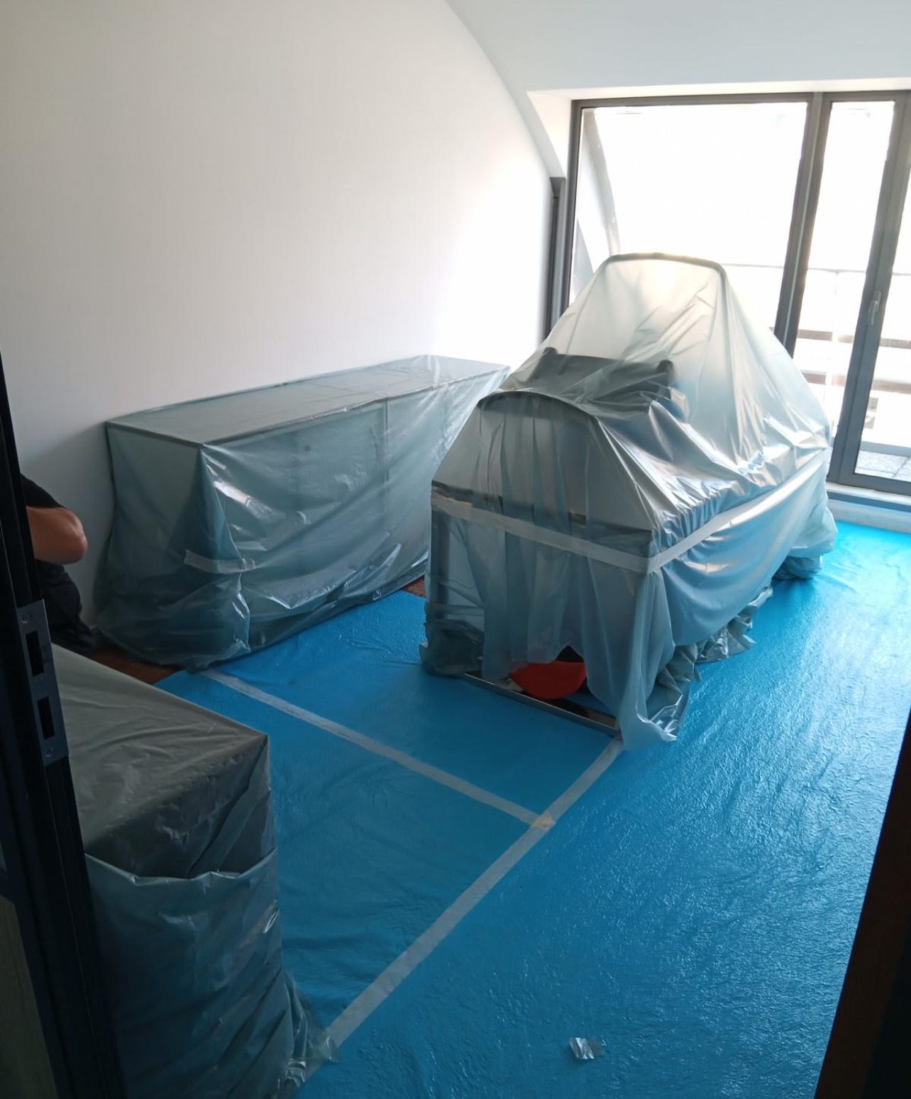 Mobilier de bureau protégé avant intervention de chantier