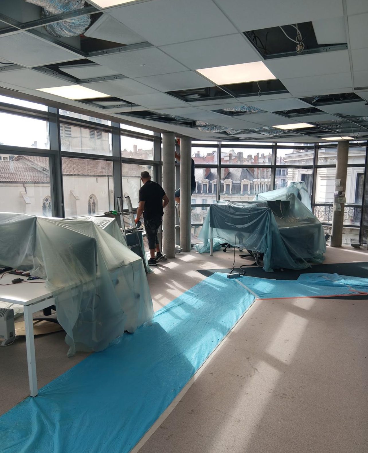 Plateau de bureaux bâché avant travaux