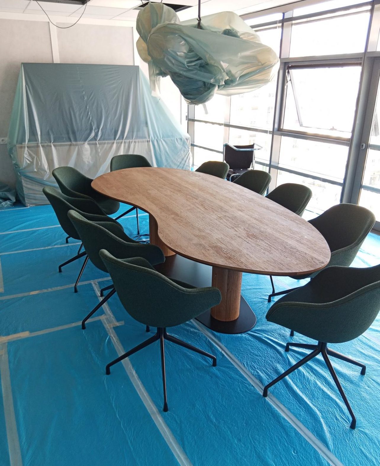 Salle de réunion protégée avant intervention de chantier