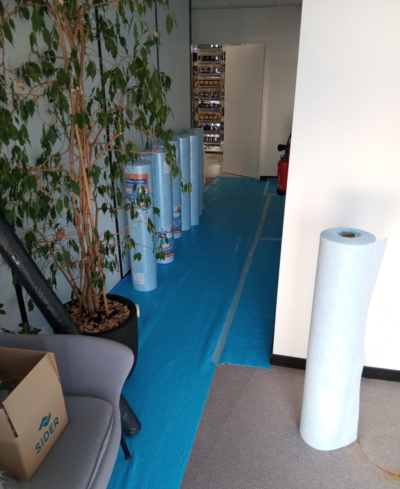 Sols protégés dans un hall avant intervention de chantier