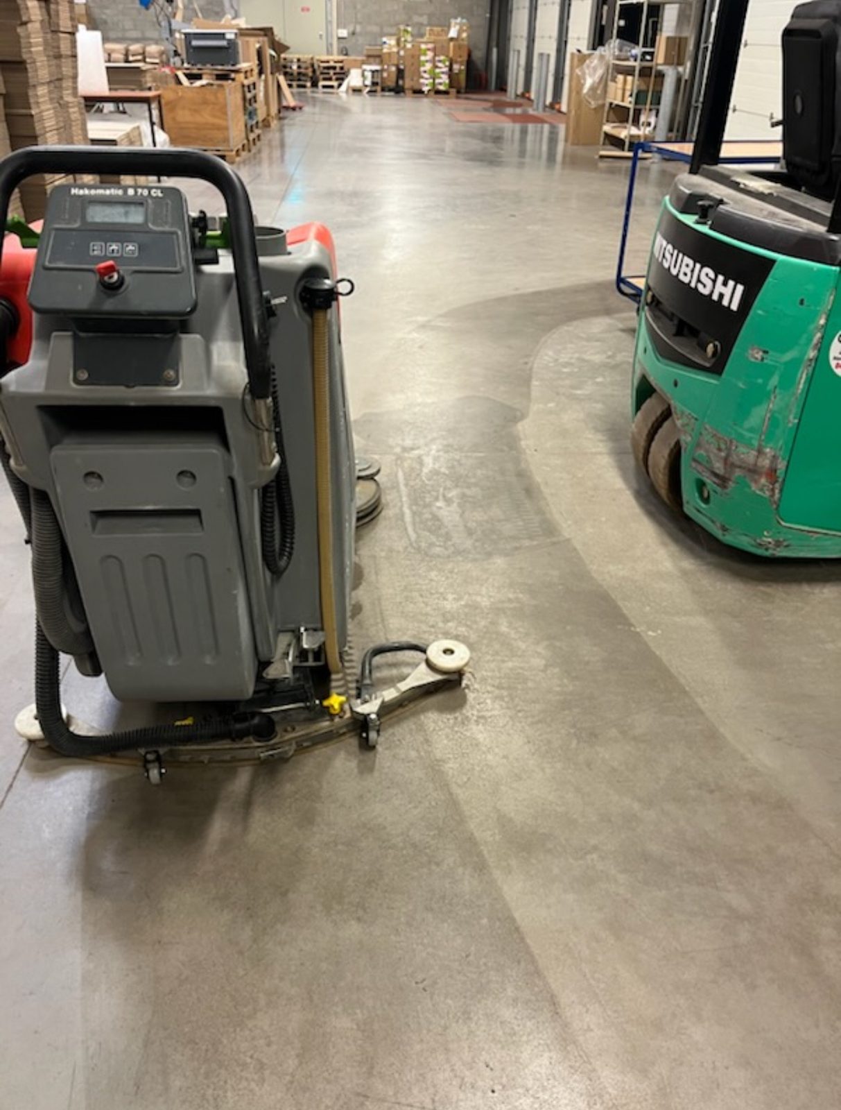 Autolaveuse ENI en remise en état du sol d’un entrepôt