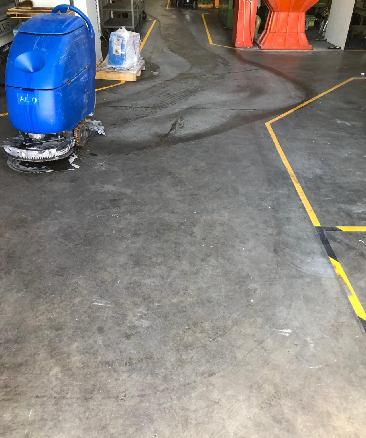 Autolaveuse en action sur un sol industriel