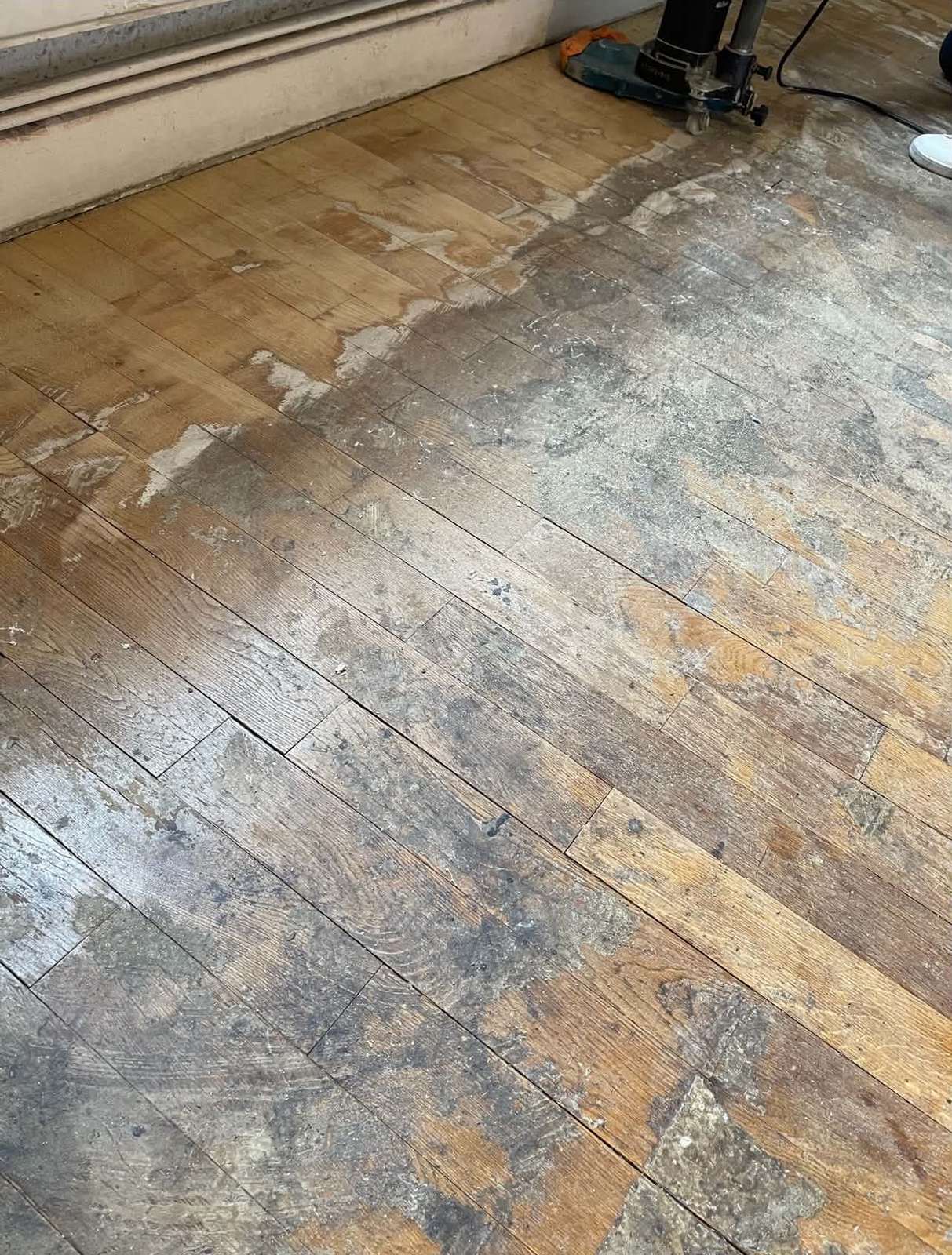 Ponçage du contour d’une pièce lors d’une rénovation de parquet