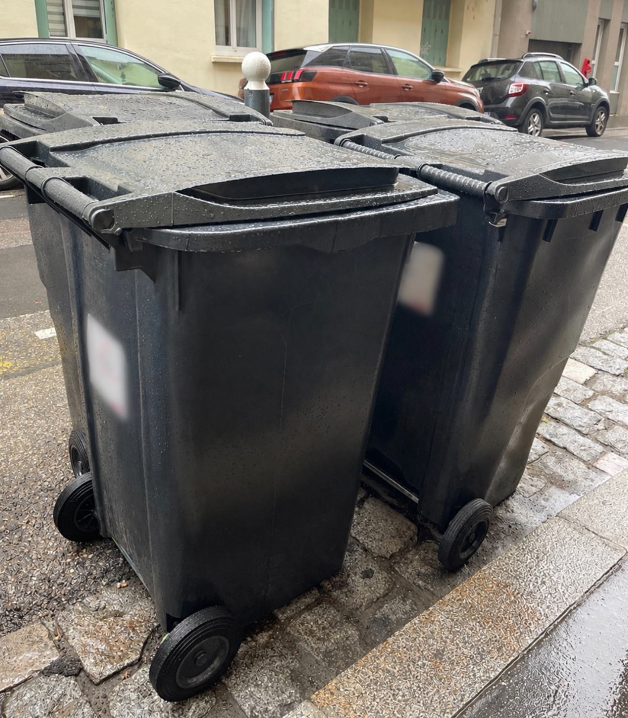 Sortie et rentrée des conteneurs d’un immeuble
